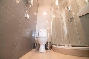 Apartment | Bathroom | Shower, towels - Stunning 1-bed Apartment in London (London)