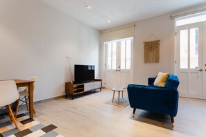 Departamento Deluxe | Área de sala de estar | Smart TV de 55 pulgadas con canales digitales y televisión