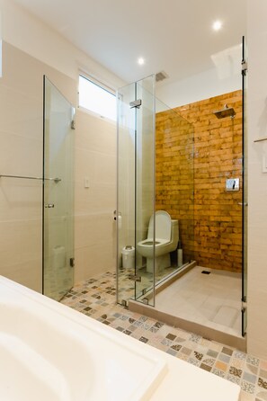 Deluxe Apartment | Bathroom | Rainfall showerhead, hair dryer, heated floors, soap - Casa Love 2A (Panama City)