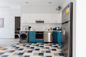 Lägenhet Deluxe | Eget kök | Stort kylskåp, mikrovågsugn, spishäll och diskmaskin