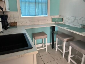 Jääkaappi, mikroaaltouuni, kahvin-/teenkeitin, leivänpaahdin