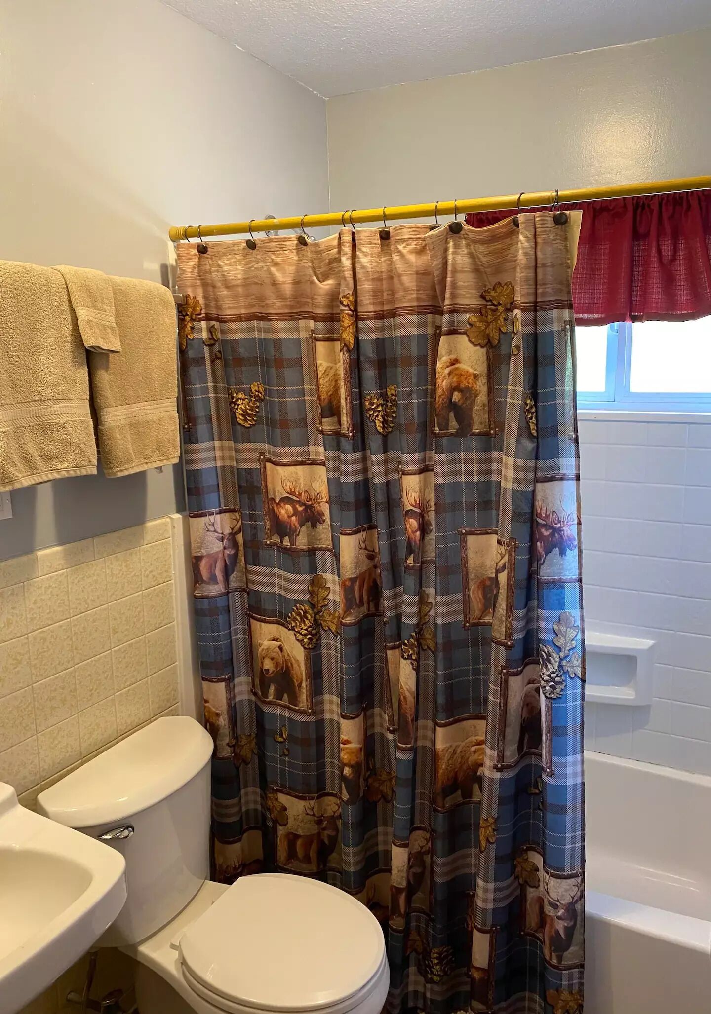Een badkamer met toilet, wastafel en bad.