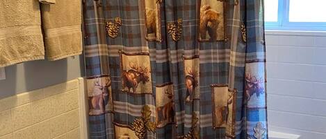 Un baño con inodoro, lavamanos y bañera.