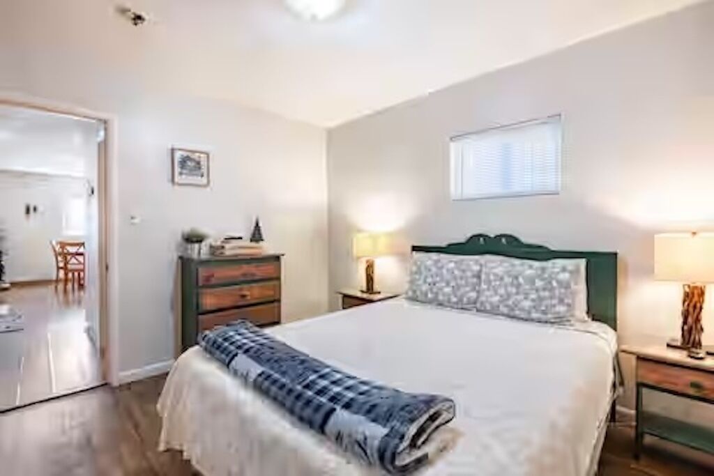2 bedrooms, iron/ironing board, WiFi, bed sheets