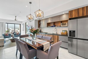 Refrigerador, microondas, placa de cocina, cafetera/tetera