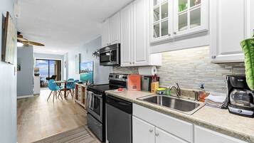 Een koelkast, een microgolfoven, een oven, een kookplaat