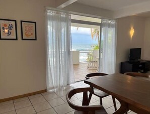 Dining - Floor of a House on the beach. Ocean view (Îles du Vent)