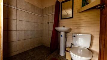 Douche, serviettes fournies, savon, shampoing