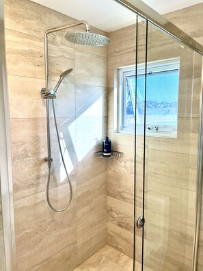 Ducha, secador de pelo, toallas y jabón