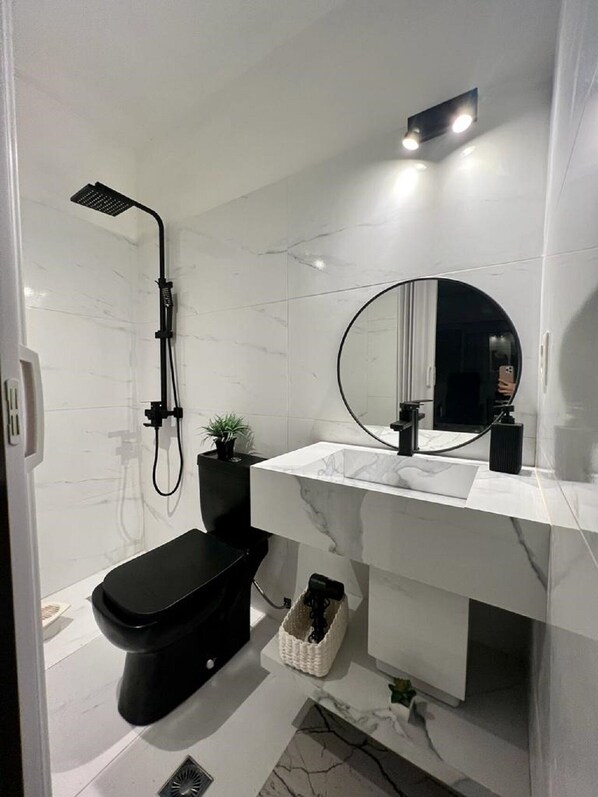 Douche, sĂšche-cheveux, bidet, serviettes fournies
