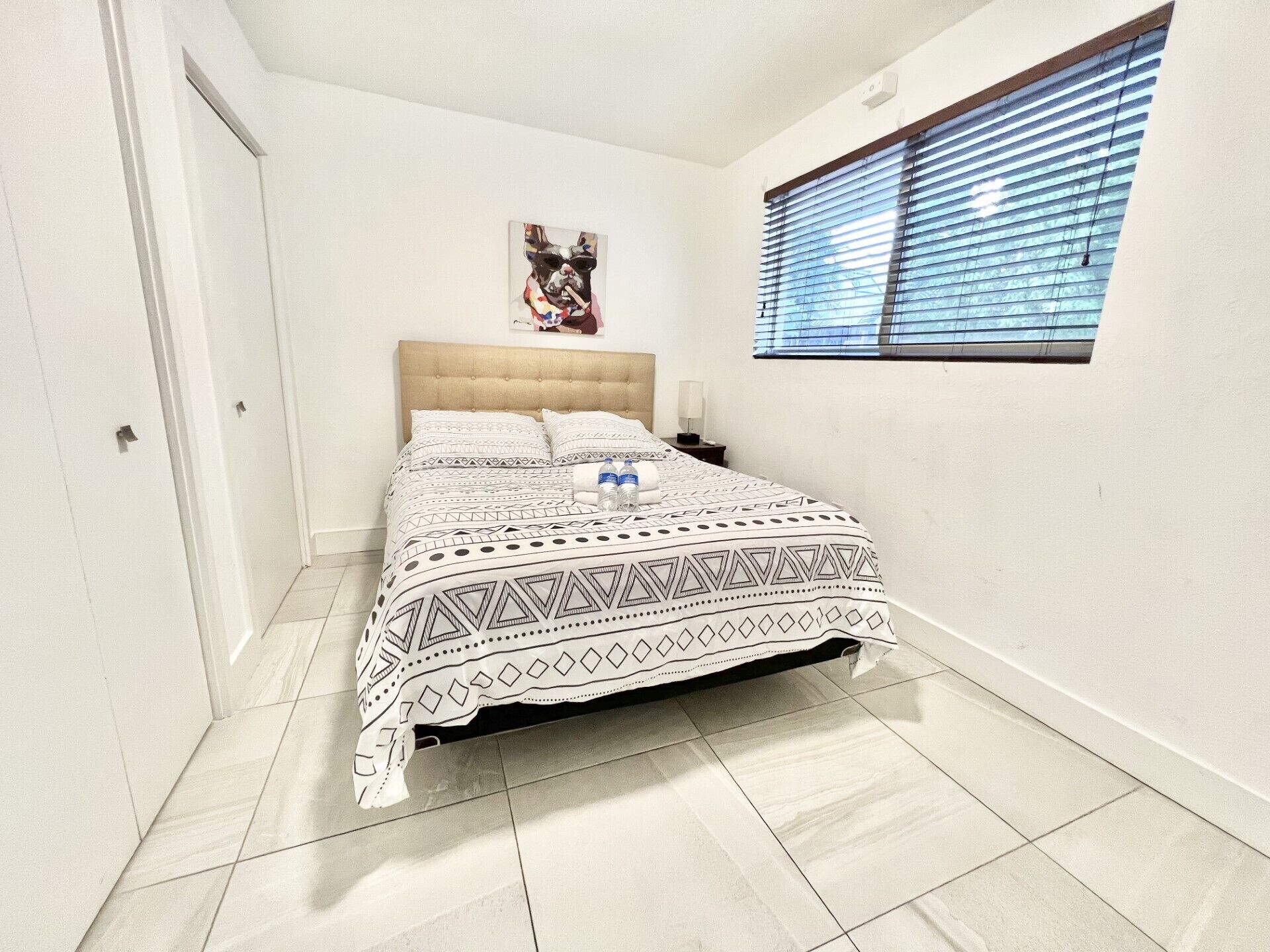 2 bedroom apartment and free parking in Cocont Grove. LOCATION!