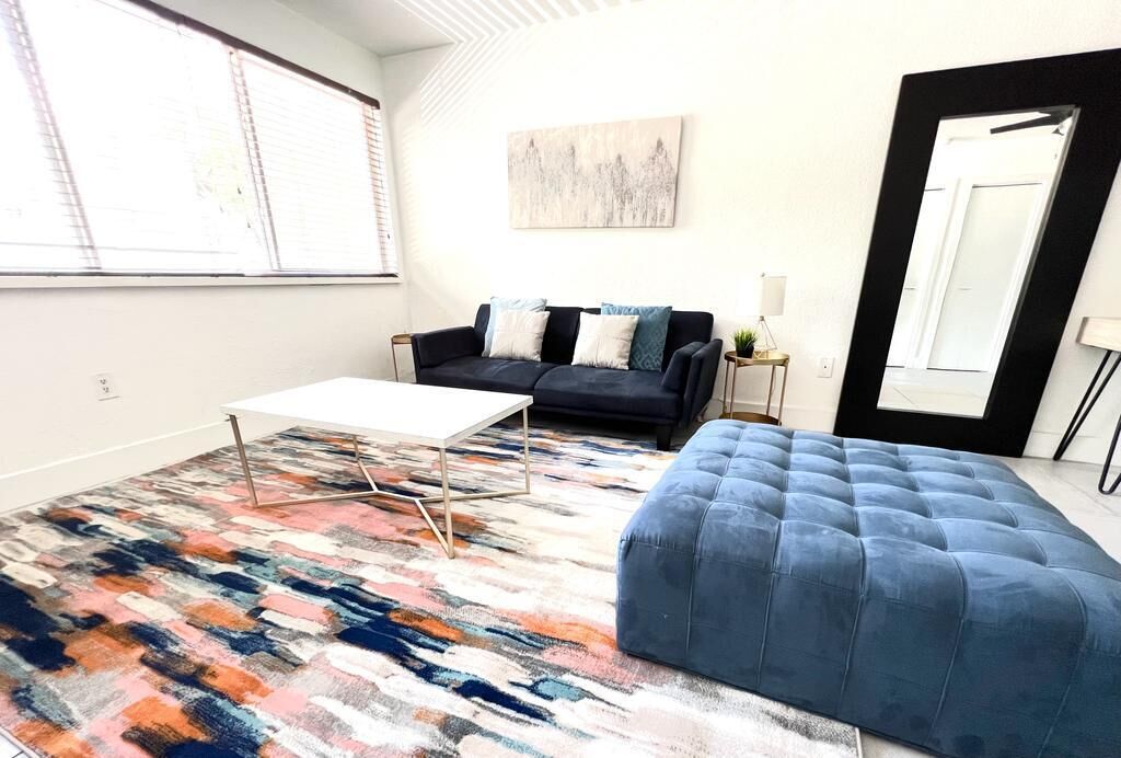 2 bedroom apartment and free parking in Cocont Grove. LOCATION!