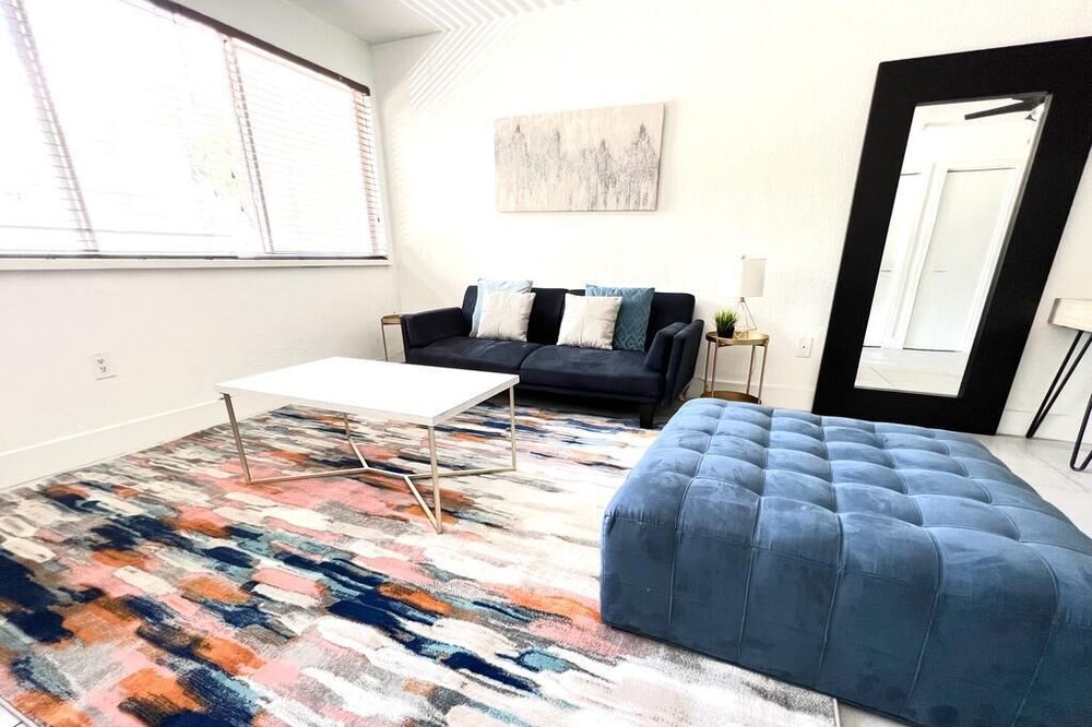 2 bedroom apartment and free parking in Cocont Grove. LOCATION!