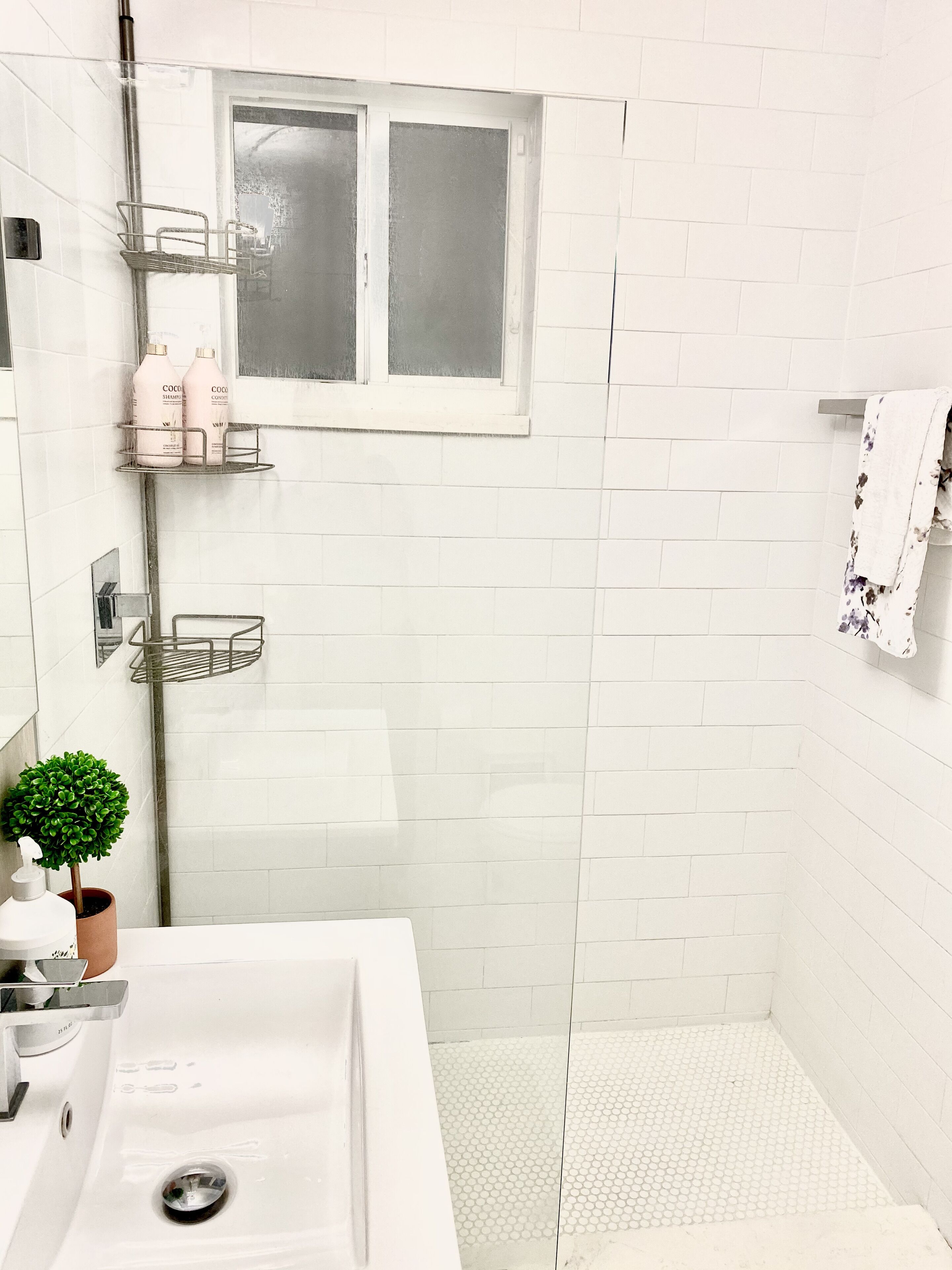 2 bedroom apartment and free parking in Cocont Grove. LOCATION!