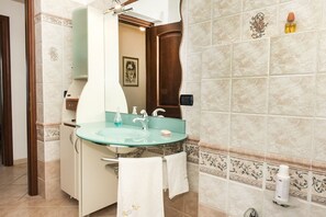 Baignoire, bidet, serviettes fournies