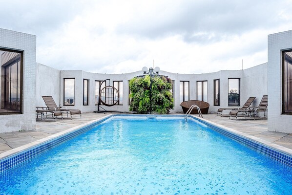 Una piscina al aire libre