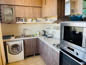 ثلاجة، ميكروويف، فرن، مستلزمات طهي/أطباق/أوعية