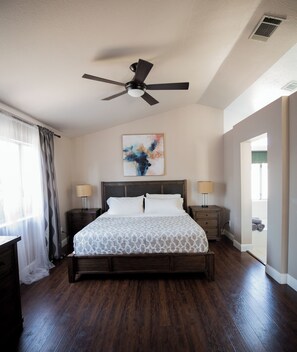 4 chambres, coffres-forts dans les chambres, bureau