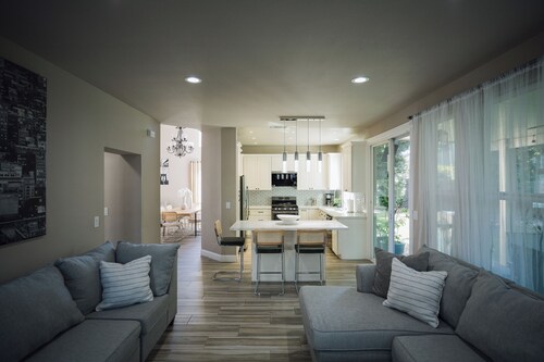 Travelers Dream! Large Home, Huge Yard, Style & Comfort 