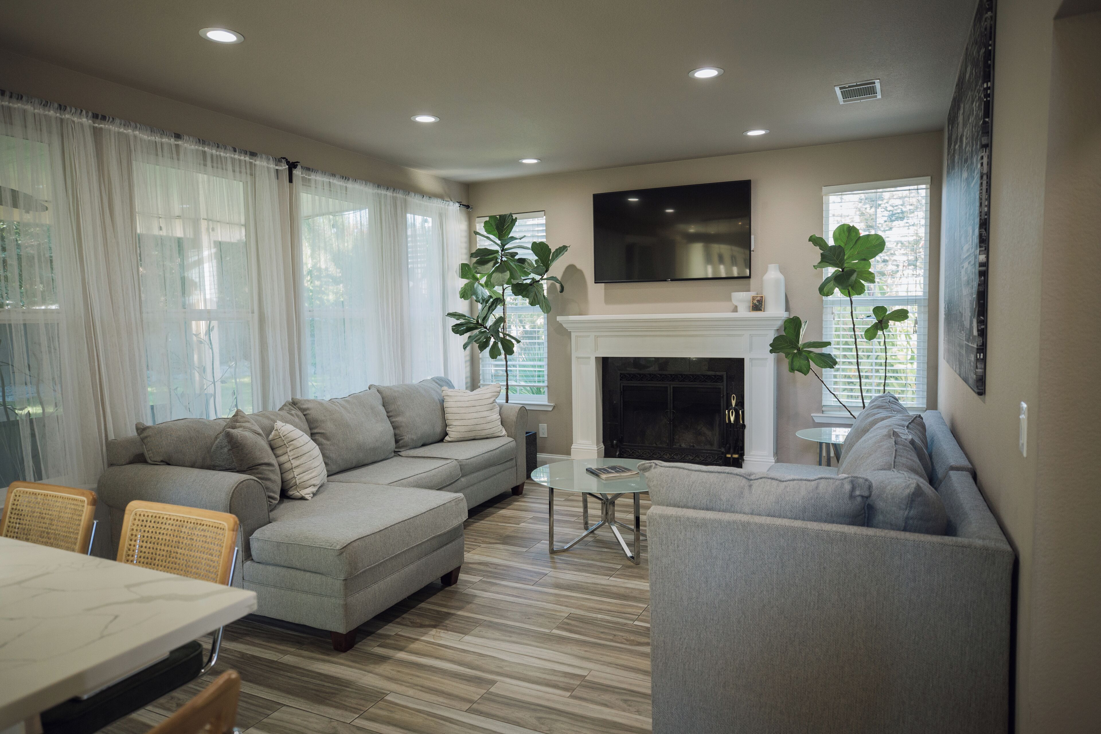 Travelers Dream! Large Home, Huge Yard, Style & Comfort - Sacramento, CA