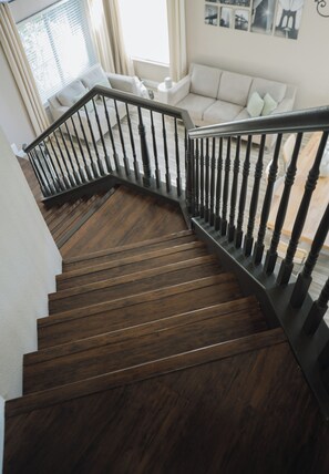 Interior - Travelers Dream! Large Home, Huge Yard, Style & Comfort  (West Sacramento)