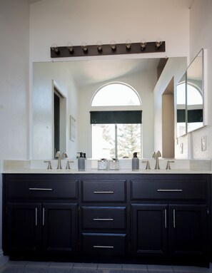 Interior - Travelers Dream! Large Home, Huge Yard, Style & Comfort  (West Sacramento)