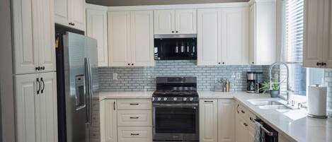 ثلاجة، ميكروويف، فرن، موقد طهي مسطح