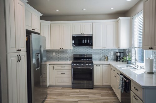 Travelers Dream! Large Home, Huge Yard, Style & Comfort