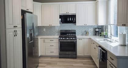 Travelers Dream! Large Home, Huge Yard, Style & Comfort