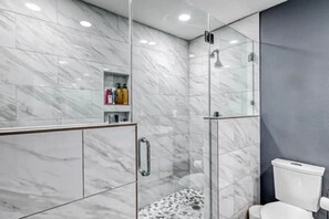 Een douche, handdoeken