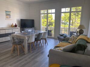 TV - Grand Appartement Avec Wifi Rénové en Plein Centre et à 20m de la Grande Plage, 3 Chambres, 8 (ST CAST LE GUILDO)