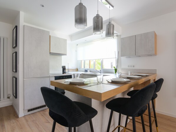 Kühlschrank, Mikrowelle, Ofen, Geschirrspüler