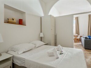 1 habitación, tabla de planchar con plancha, wifi y ropa de cama 