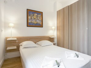 2 bedrooms, iron/ironing board, WiFi, bed sheets