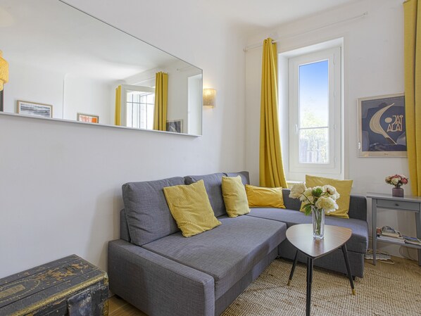 Reproductor de DVD, libros y estéreo 