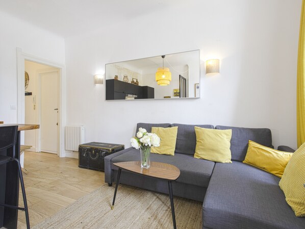 Een dvd-speler, boeken en een stereo