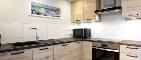 Réfrigérateur, micro-ondes, four, lave-vaisselle