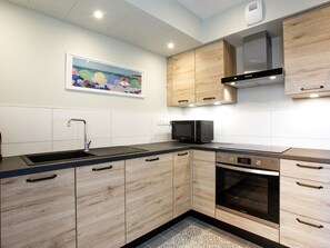 Réfrigérateur, micro-ondes, four, lave-vaisselle