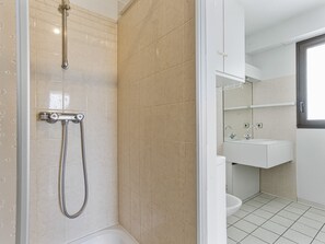 Dusche, Haartrockner, Handtücher