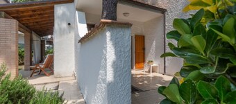 Villa with garden on two levels (ground floor and first floor) with internal stairs.In 70 square meters of space, it comfortably accommodates 6 people with two bedrooms (one with a double bedroom, one with two single beds) and a double sofa bed in the li