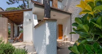 Villa with garden on two levels (ground floor and first floor) with internal stairs.In 70 square meters of space, it comfortably accommodates 6 people with two bedrooms (one with a double bedroom, one with two single beds) and a double sofa bed in the li