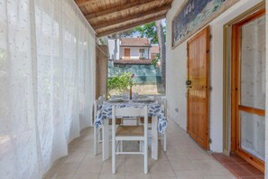 Outdoor dining - Lido di Spina Duplex Apartment (Lido di Spina)