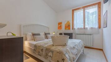2 bedrooms, iron/ironing board, WiFi