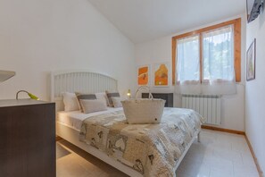 2 slaapkamers, een strijkplank/strijkijzer, wifi