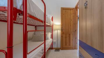 2 bedrooms, iron/ironing board, WiFi