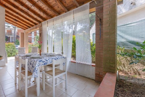 Villa with garden on two levels (ground floor and first floor) with internal stairs.In 70 square meters of space, it comfortably accommodates 6 people with two bedrooms (one with a double bedroom, one with two single beds) and a double sofa bed in the li