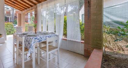 Villa with garden on two levels (ground floor and first floor) with internal stairs.In 70 square meters of space, it comfortably accommodates 6 people with two bedrooms (one with a double bedroom, one with two single beds) and a double sofa bed in the li
