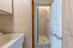 Douche, sèche-cheveux, bidet, serviettes fournies