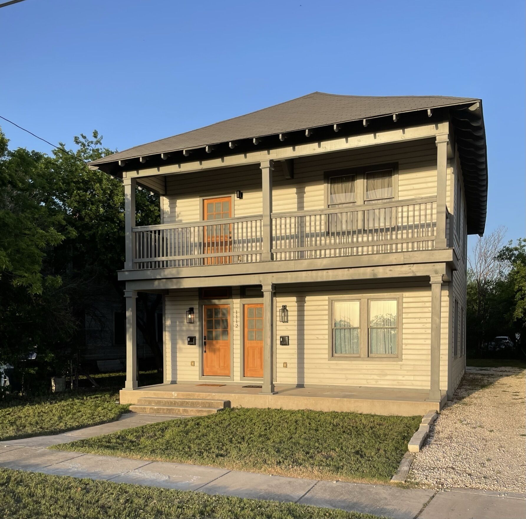 Near the Pearl! Beautiful space!