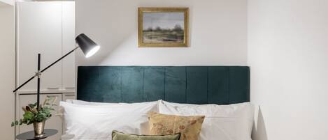 مكواة/لوح كي وخدمة الإنترنت وملاءات أسرّة